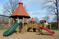 Британские детские площадки: безопасность и развлечения, которые работают на радость детей