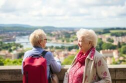 Как пенсионерам в Англии экономить на проезде: полное руководство по скидкам и льготам