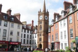 Как найти репетитора по английскому в Англии: практические шаги, которые работают