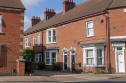 Как подать жалобу на арендодателя в Англии: практический гид для жильца