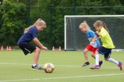 Как получить доступ к спортивным секциям для детей в Англии: практическое руководство