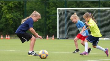 Как получить доступ к спортивным секциям для детей в Англии: практическое руководство