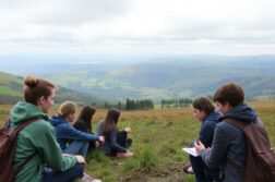 Образование в сфере экологии: как волонтёрские программы в Великобритании открывают окно к реальной науке