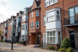 Работа в сфере недвижимости: как найти вакансию и какие навыки нужны в Великобритании