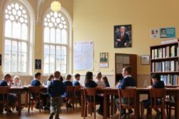 Как выбрать школу для ребёнка в Англии: рейтинги, отзывы и реальные шаги